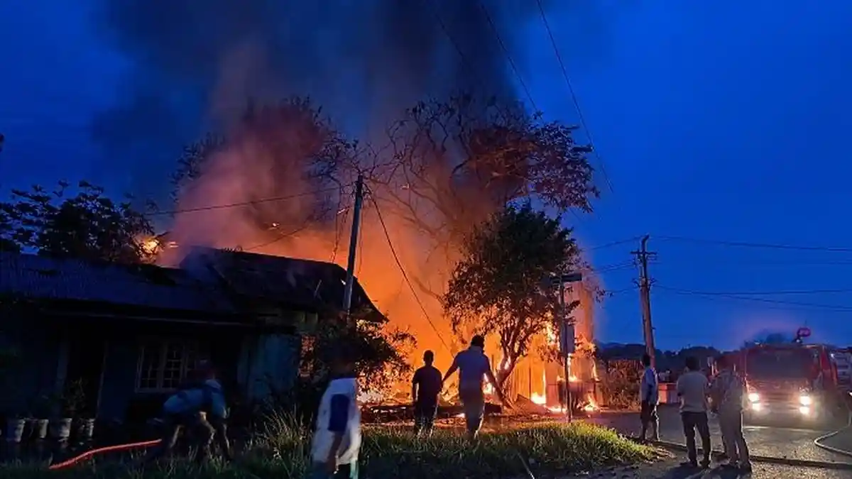 BREAKING NEWS - Deretan Rumah Terbakar, Api Membubung Tinggi di Depan RS Pendidikan USK Banda Aceh