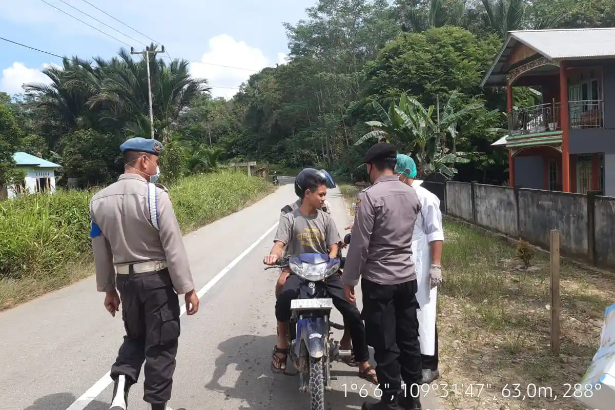 Personel Gabungan Lakukan Pemeriksaan Prokes di Pintu Masuk Perbatasan Bengkayang-Sambas
