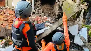 Proses-evakuasi-jasad-Ricardo-dari-reruntuhan-bangunan.jpg