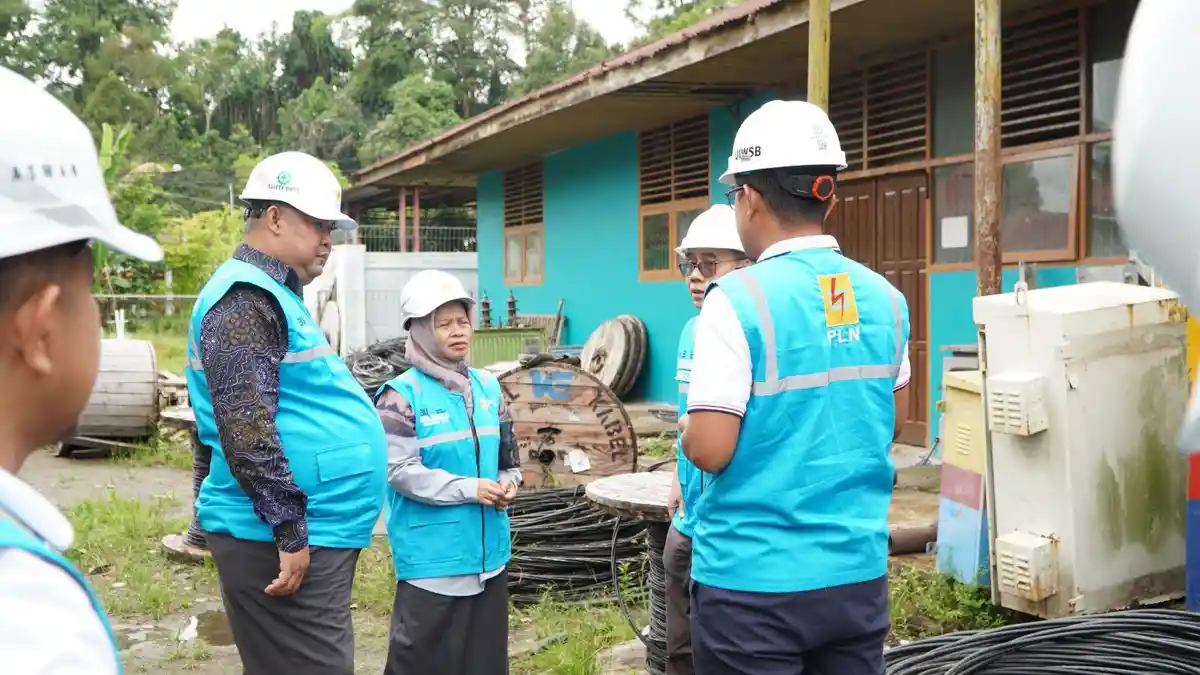 Kiprah Srikandi PLN UID Sumbar, Terjang Ombak Demi Listriki Pulau Terluar