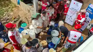 Palang-Merah-Indonesia-PMI-memberikan-pelayanan-kepada.jpg