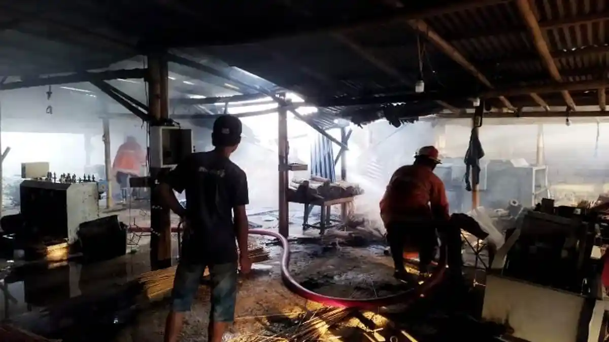 Pabrik Produksi Sumpit dan Tusuk Sate di Pekalongan Terbakar