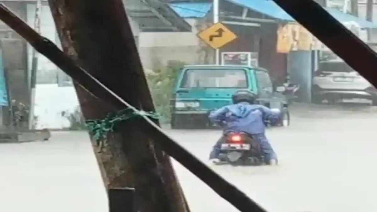 Hujan Deras di Balikpapan, Pengemudi Motor Terobos Genangan Air Gunung Empat
