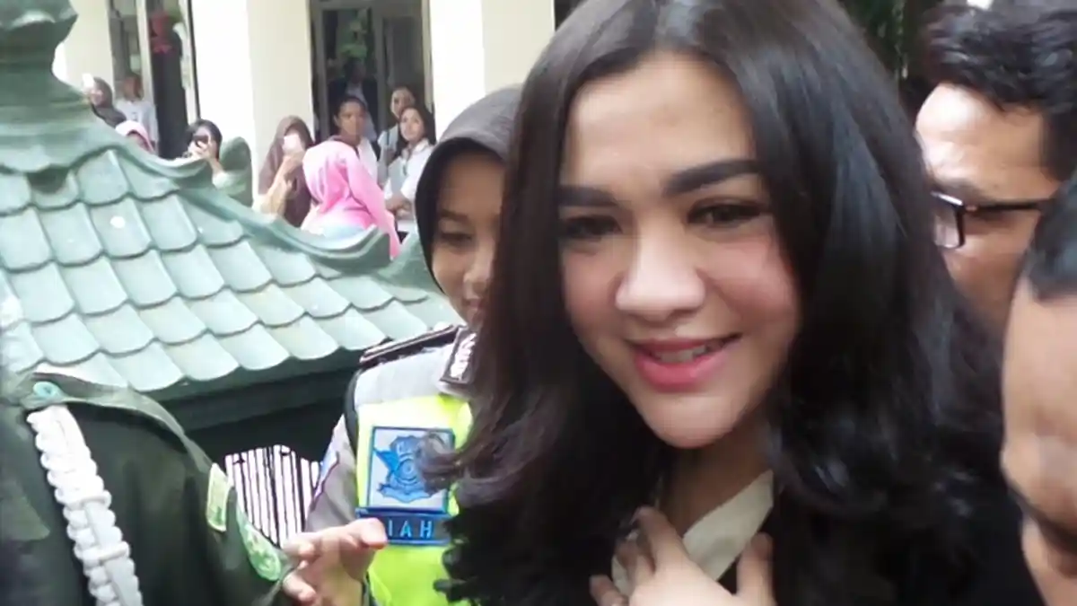 Datang ke Sidang Kasus First Travel, Vicky Shu Tebar Senyum dan Bilang Hati-hati Lo