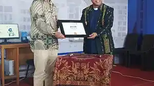 Rektor-Unika-St-Paulus-Ruteng-Dr-Agustinus-Manfred-Habur-Lic-Theol.jpg