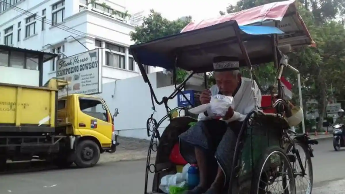 Kisah Kakek Darsim, 15 Tahun Hidup di Becak