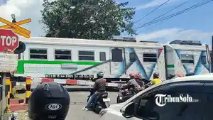 TITIK-RAWAN-KEMACETAN-Perlintasan-kereta-api-Stasiun-Kemiri-di-Karanganyar-Selasa-1732026.jpg