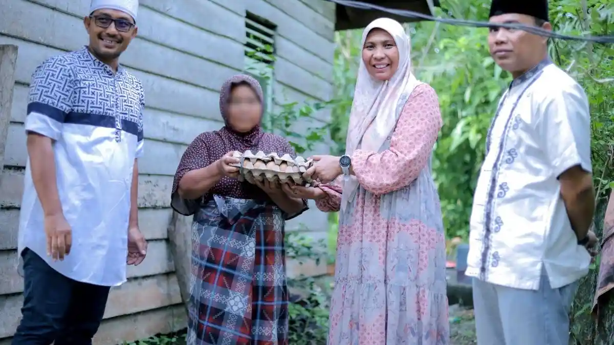 Berkah Ramadhan, Pj Bupati Nagan Raya Salurkan Sembako ke Rumah Warga Miskin