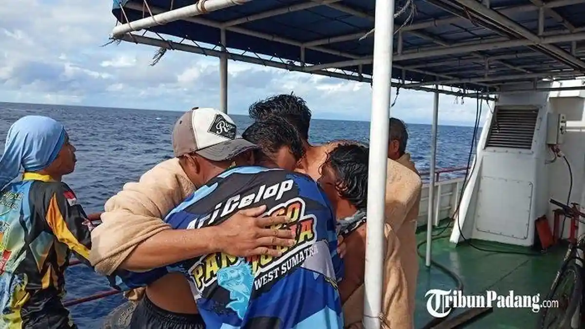KISAH Pemancing Selamat Usai Kapal Terbalik Diterjang Badai, Semalaman Mengapung di Laut
