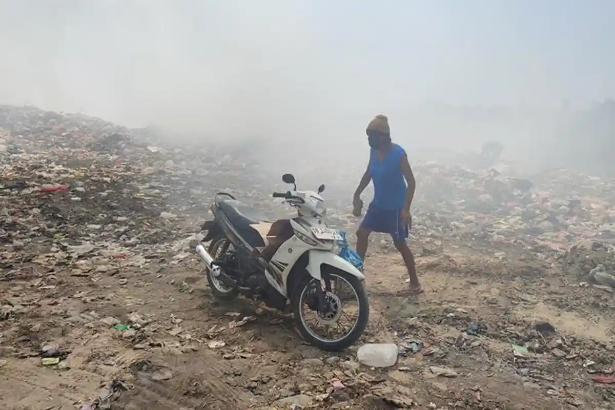 Api di TPA Sumompo Manado Sulawesi Utara Belum Padam, Warga Sekitar Tetap Bertahan di Rumah