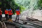 Proses-pembuatan-jembatan-darurat-di-Desa-Seboro-Probolinggo.jpg