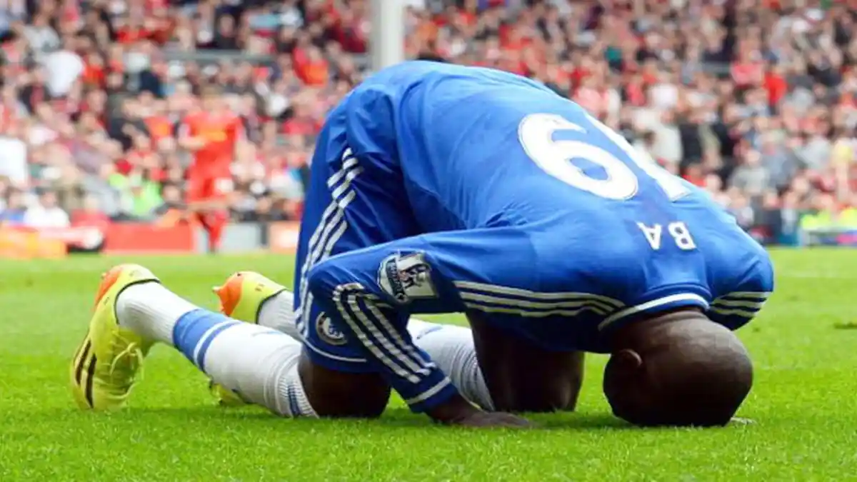 Demba Ba Bangun Masjid di Senegal