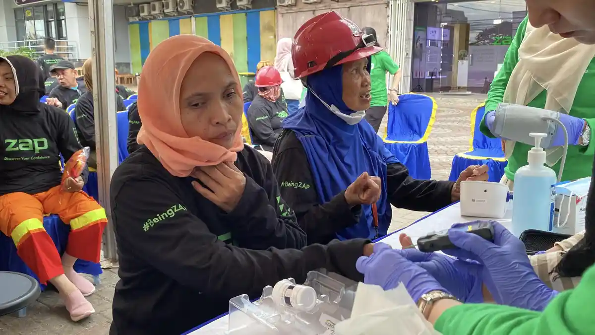 50 Petugas Kebersihan Antre Cek Kesehatan Gratis di Jalan Perintis Makassar