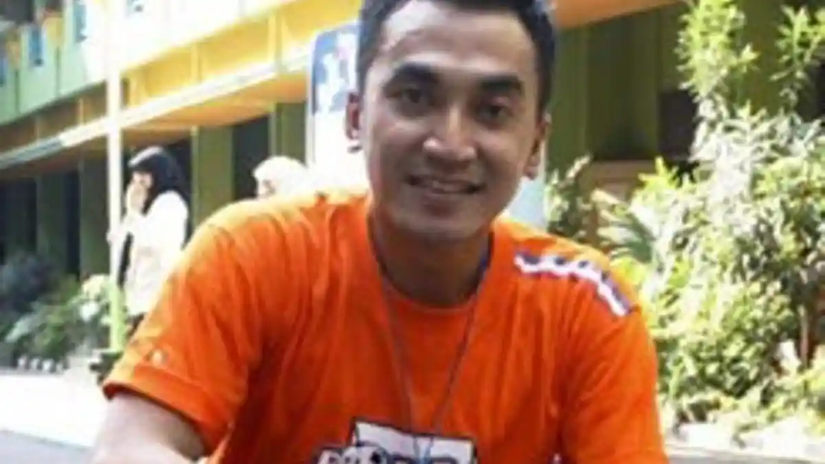 Presenter Rico Ceper Jadi Korban Pecah Kaca di Bintaro Saat Salat Jumat