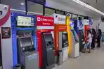 Warga-bertransaksi-di-ATM-Center-sebuah-swalayan-di-Manado-BI-Sulut-ghfgh.jpg