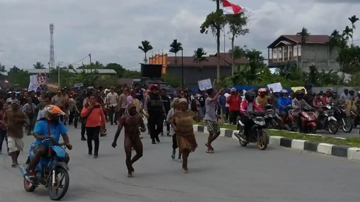 Aksi Massa Pecah di Timika Papua, Kantor DPRD Mimika Dirusak, 2 Polisi Luka, 20 Warga Diamankan
