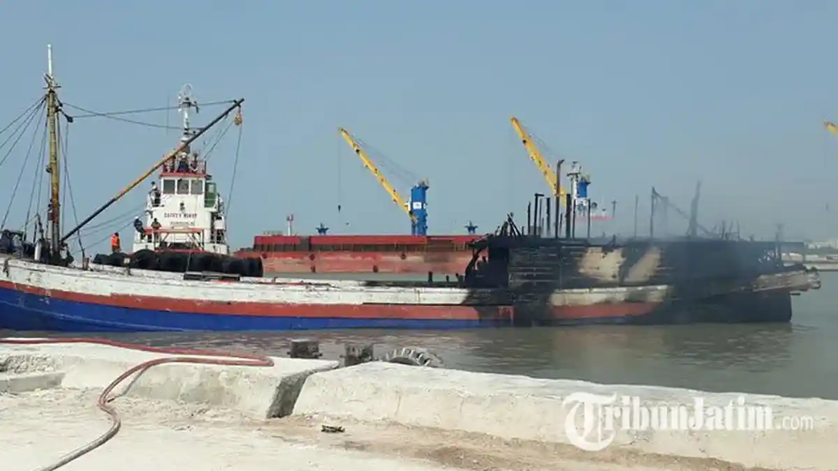 KLM Sinar Timur Terbakar di Pelabuhan Gresik, Otoritas Terkait Pastikan Tak Ada Korban Jiwa