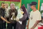 Sumringah Warga Krajankulon Kendal, 684 KK Terima Bantuan Beras dan Minyak Goreng