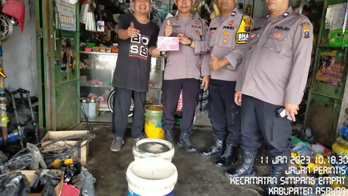 Polsek Simpang Empat Tempel Stiker Imbauan Larangan Jual Lem Kambing Terhadap Anak