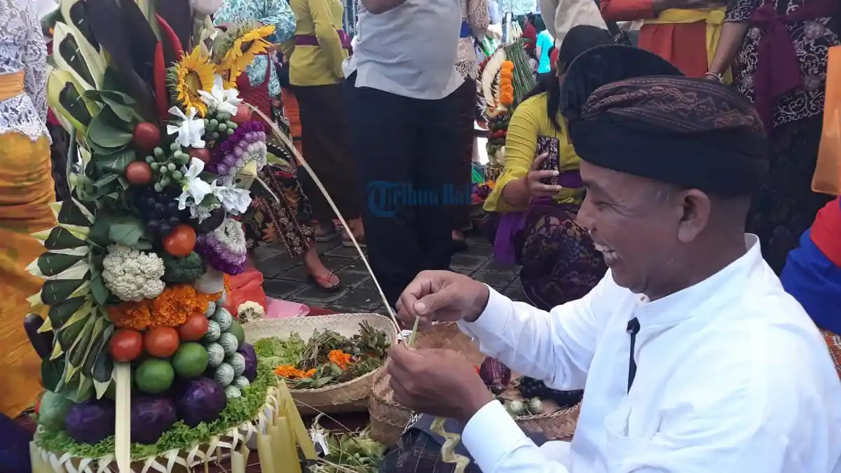 Walau Sempat Grogi, Suprapta Tertantang Buat Gebogan Buah Berbentuk Burung