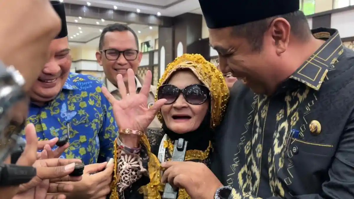 Ikon Haji 2026 Hj Jumariah Bawa 5 Boneka Unta untuk Cucu