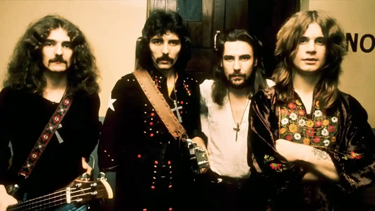 Lirik Iron Man Black Sabbath - Suntuk? Sentak Malam Harimu Lewat Lagu Cadas Ini!