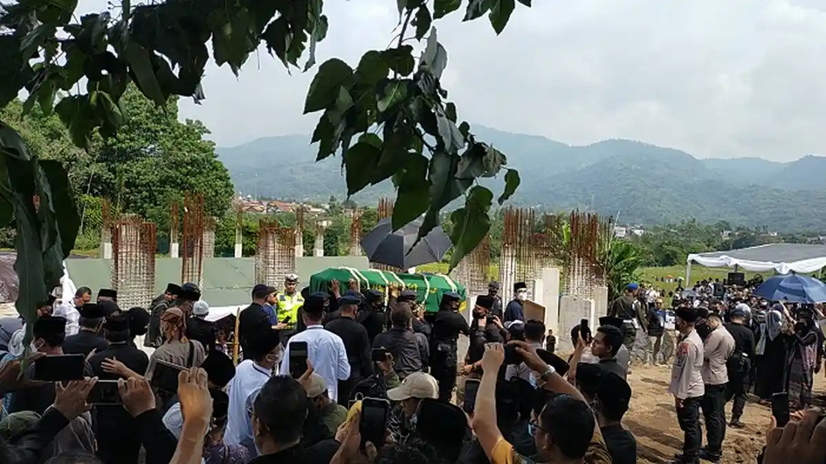 Pemakaman Emmeril Kahn Mumtadz Diantar Pejabat dan Warga ke Islamic Center Baitul Ridwan