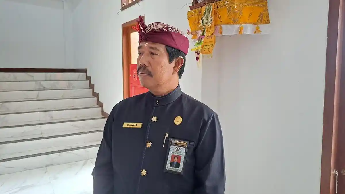 DLH Bangli Pilih-pilih Pangkas Pohon Perindang