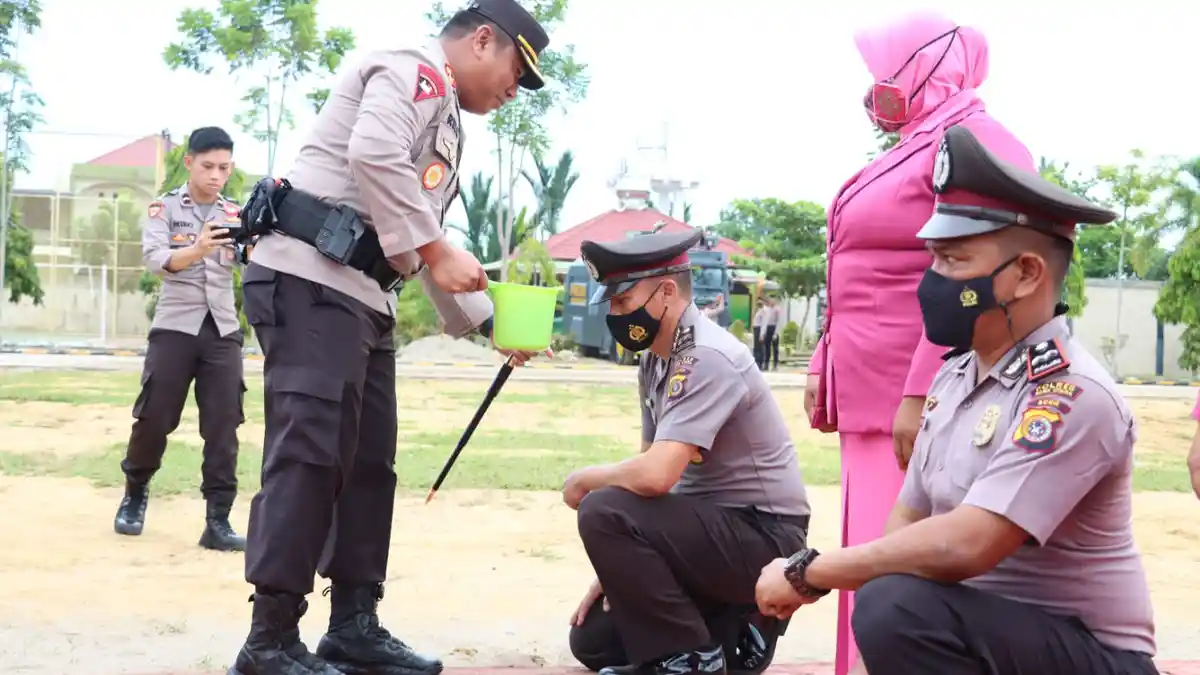 Tradisi Siram Air Kembang Warnai Upacara Kenaikan Pangkat di Polres Aceh Utara