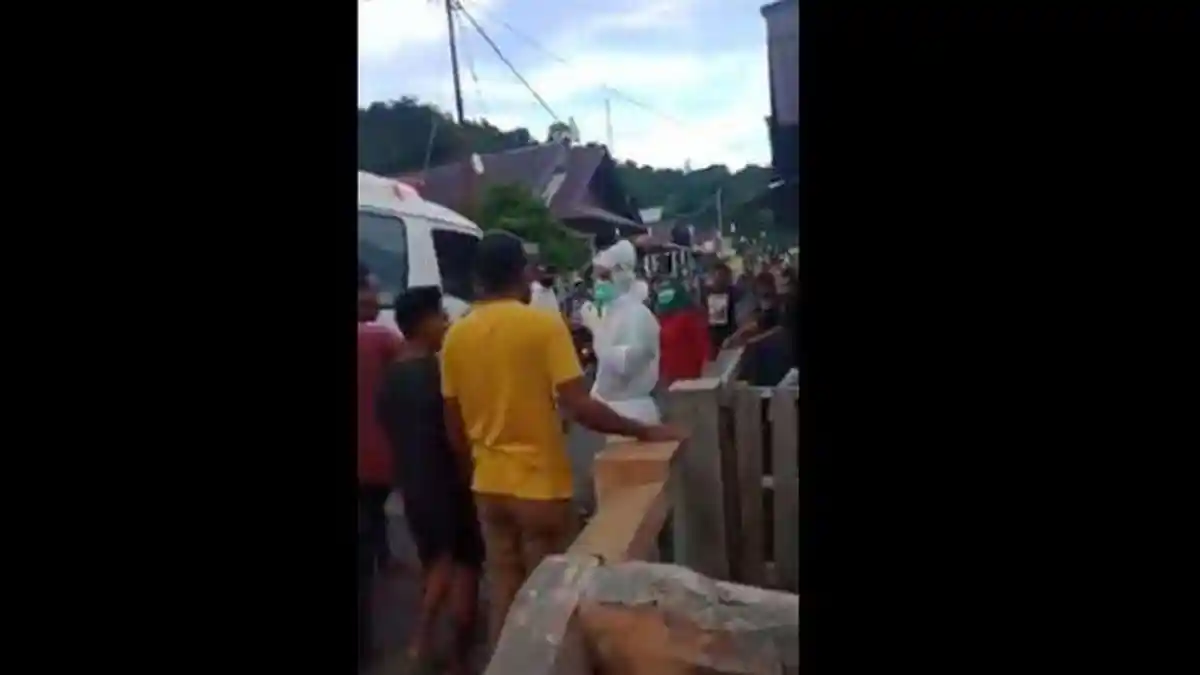 Jemput PDP Corona yang Kabur, Petugas Medis Pakai APD Nyaris Babak Belur Diamuk Massa