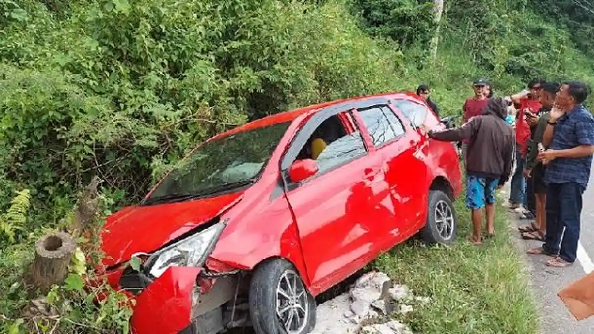 Video: Evakuasi Mobil Terjun ke Parit di Poros Enrekang-Toraja