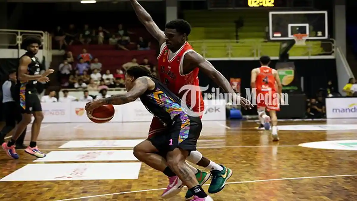 Berita Foto: Rajawali Medan Kalah dari Bali United Basketball dengan Skor Akhir 66-82 - 22032024_MELEWATI-LAWAN_ABDAN-SYAKURO-10.jpg