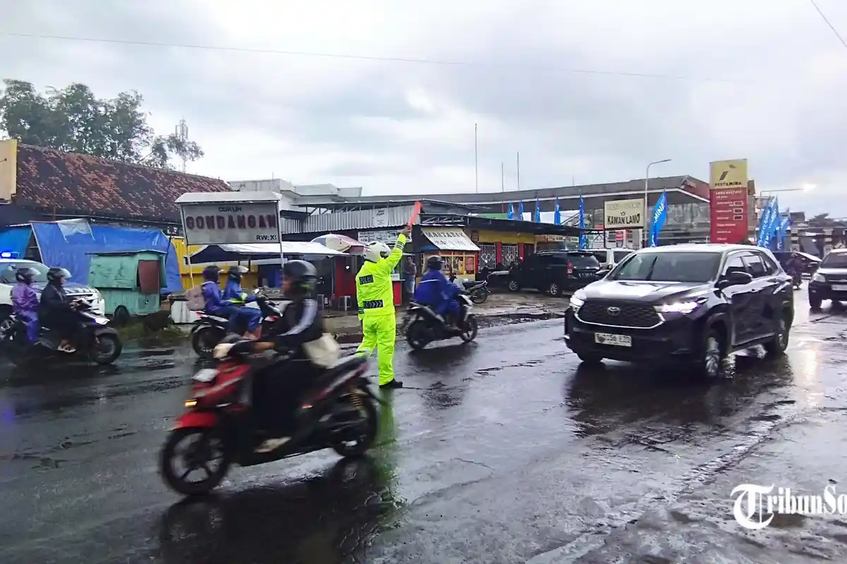 Jalan Klaten-Jatinom, Dekat Exit Tol Fungsional Solo-Jogja, Sempat Padat Hingga Tim Urai Terjun