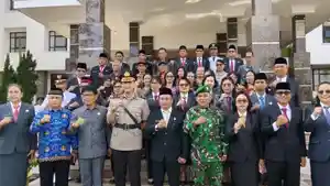 rudhy-andilolo-pakai-dasi-kuning.jpg
