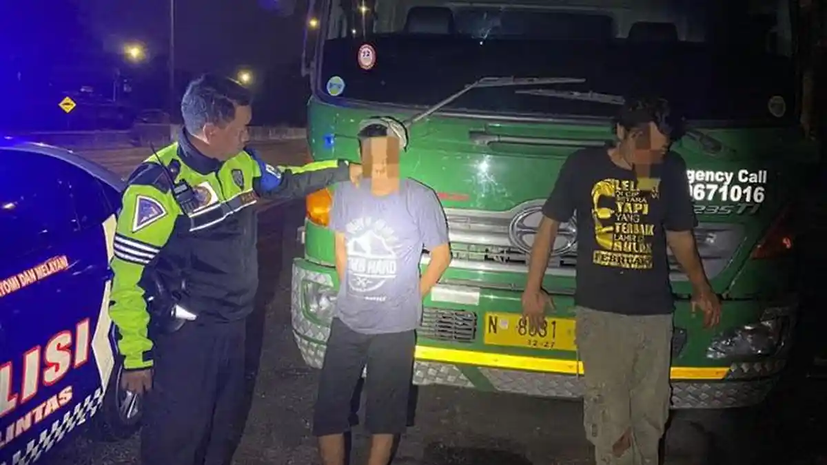 Polisi Curiga Kaca Truk di Tol Perak-Waru Mengembun, Pintu Mendadak Dibuka, Sopir dan Kernet Panik