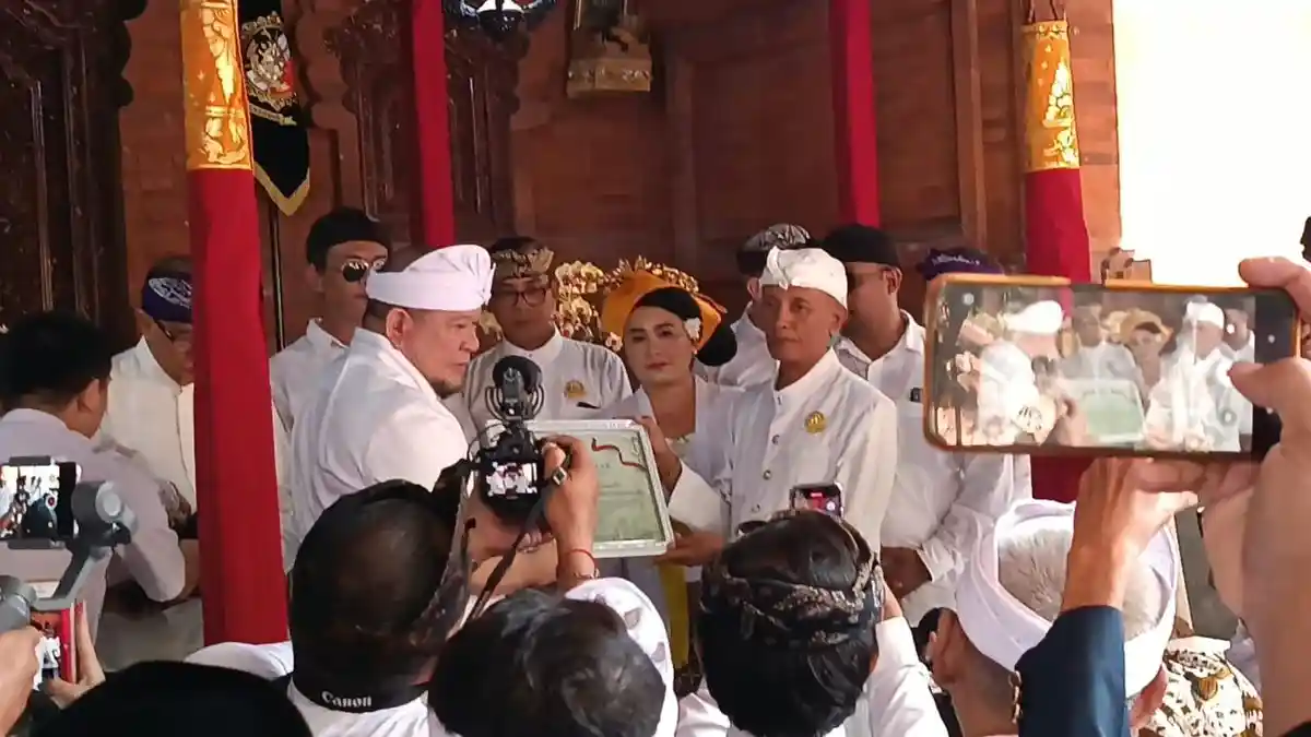 UPDATE: Ketua DPD RI La Nyalla Hadiri Palebon Raja Denpasar IX, Serahkan Penghargaan