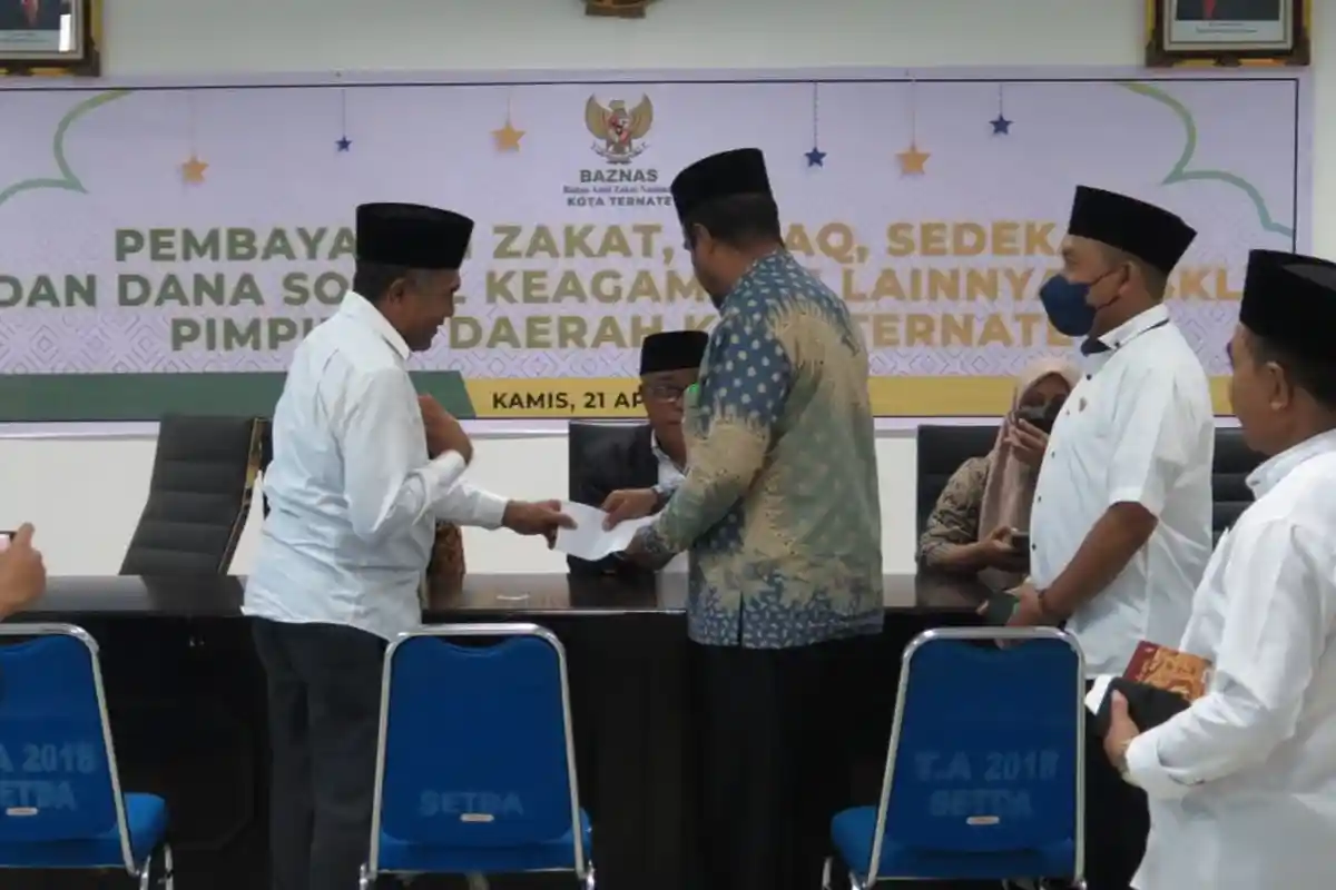 Sejumlah Pejabat Pemkot Ternate Tunjukkan Pentingnya Membayar Zakat