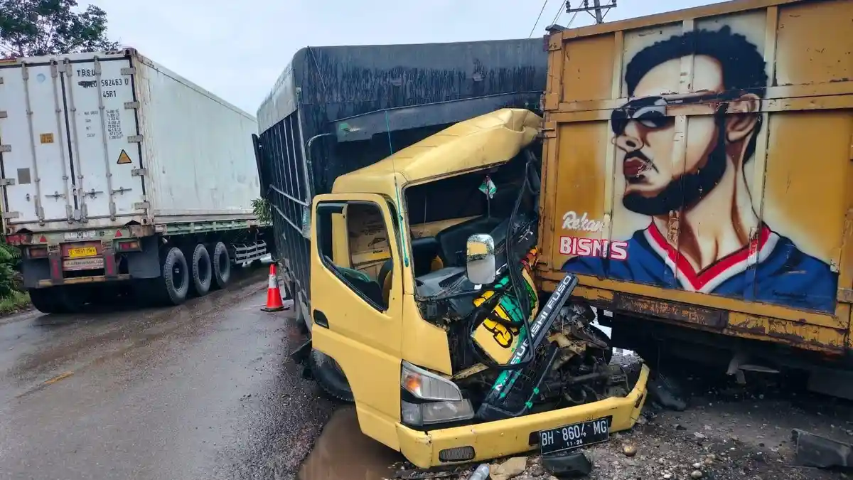 Kecelakaan di Batanghari, Truk Bawa Sembako Tabrak Angkutan Batu Bara Parkir