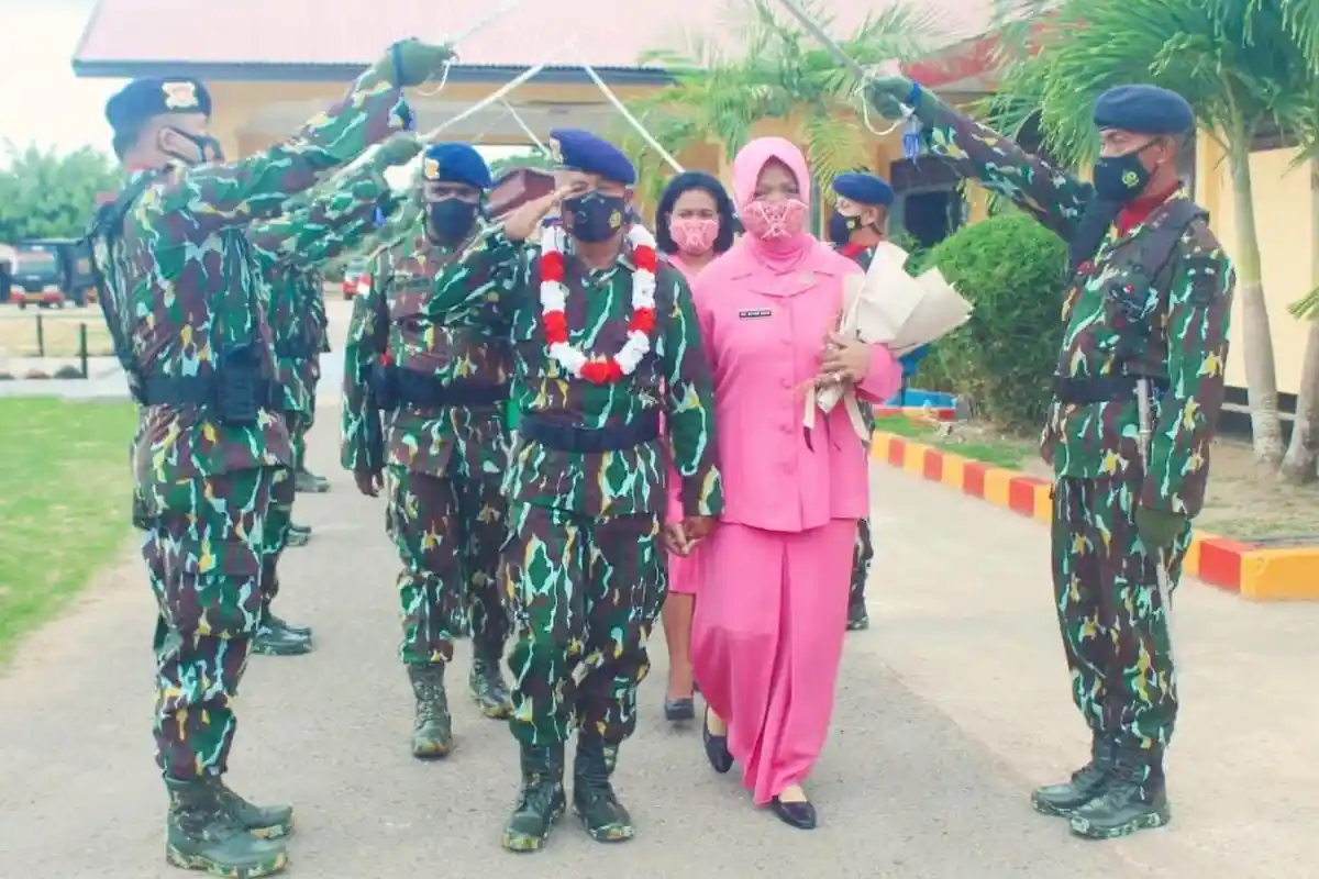 Iptu Reji Tak Kuasa Membendung Air Mata saat Pelepasan Purna Tugas dari Brimob Merauke Papua