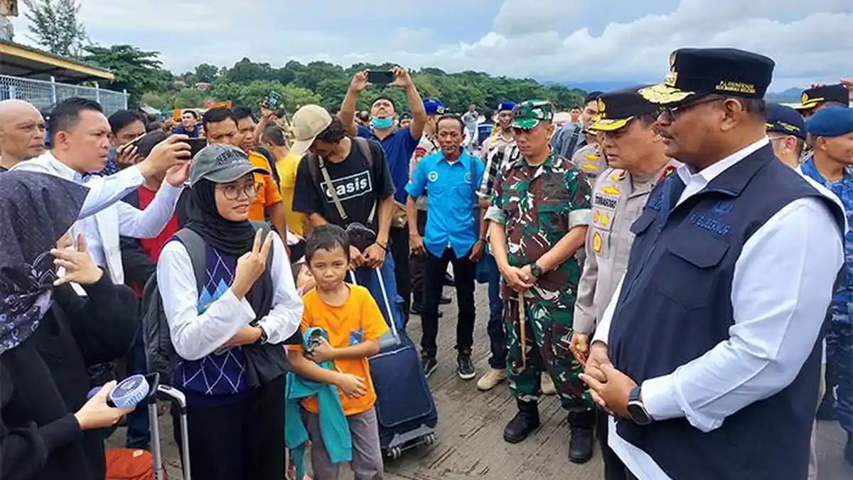 Pantau Arus Mudik Lebaran 2024 di Tanjungkalian, Pj Gubernur Babel Berbincang dengan Penumpang