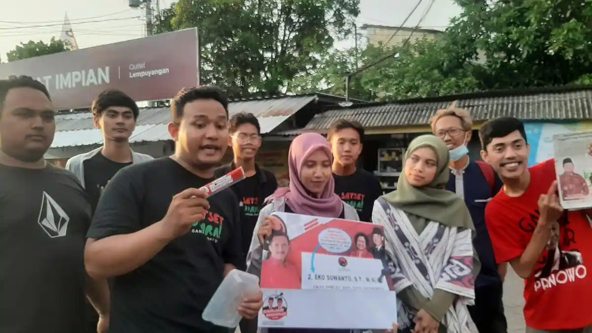 Relawan Satset Juara Ganjar-Mahfud Bagikan Cokelat Gratis pada Anak Muda di Yogyakarta