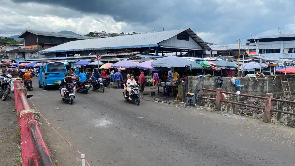 Breaking News: Aksi Perkelahian dengan Sajam Terjadi di Pasar Pinasungkulan Karombasan Manado