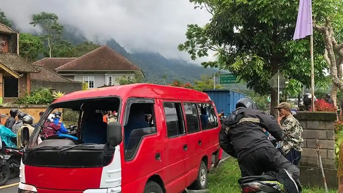 Kecelakaan Maut! Bus Angkutan Umum Terlibat Laka Lantas, Satu Penumpang Tewas!