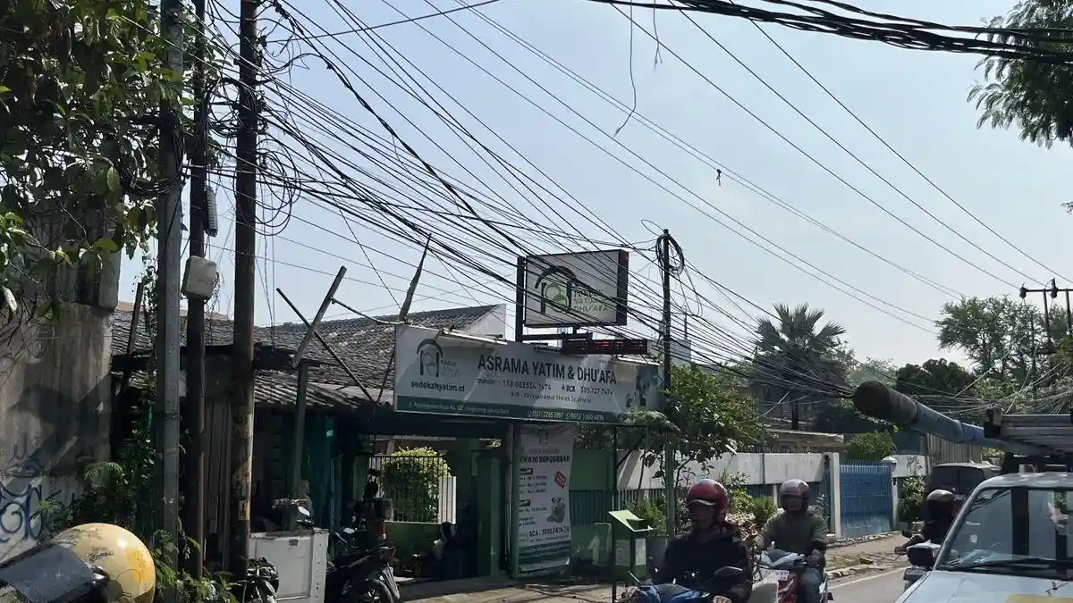 Kabel Udara Menjuntai di Jalan Pendongkelan Raya Cengkareng Jerat Pemotor Hingga Jatuh Terluka