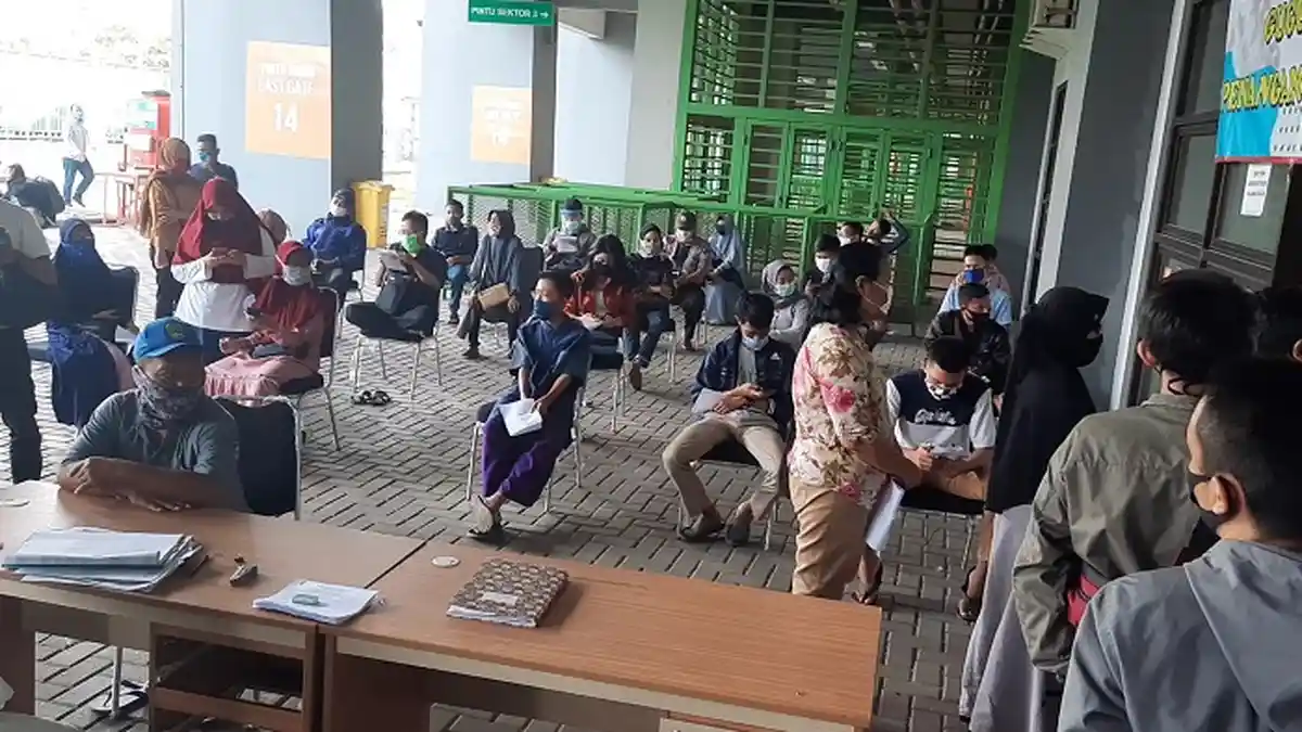 Warga Bekasi Berbondong-bondong Datangi Stadion Patriot untuk Mengikuti Rapid Test