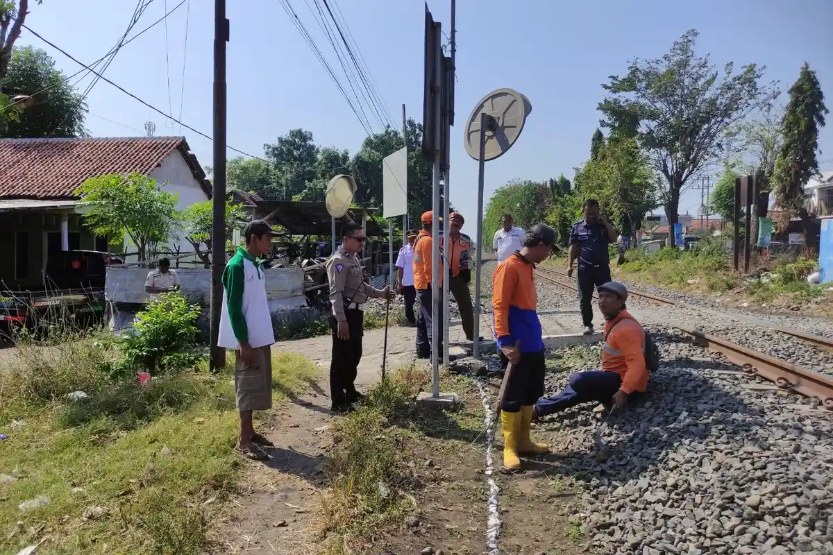 Potensi Kecelakaan Berkurang, 3 Jalan Liar di Perlintasan KA Sebidang Ditutup Dishub Probolinggo