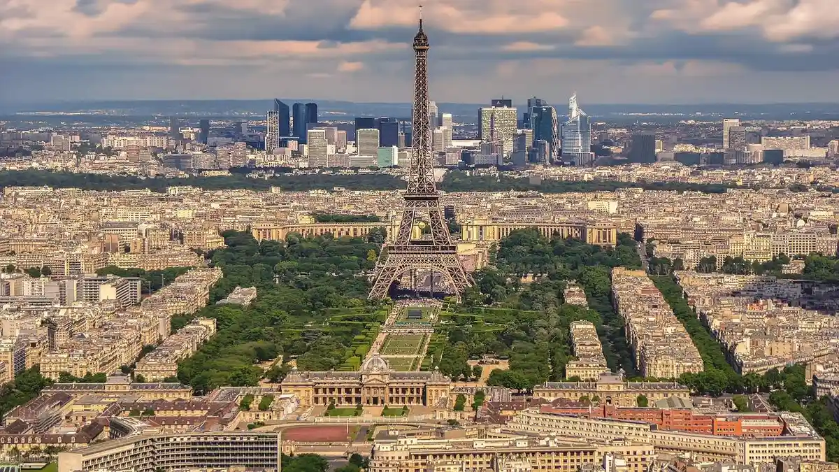 5 Tempat Wisata Populer Dunia yang Larang Turis Mengambil Foto, Termasuk Menara Eiffel di Malam Hari