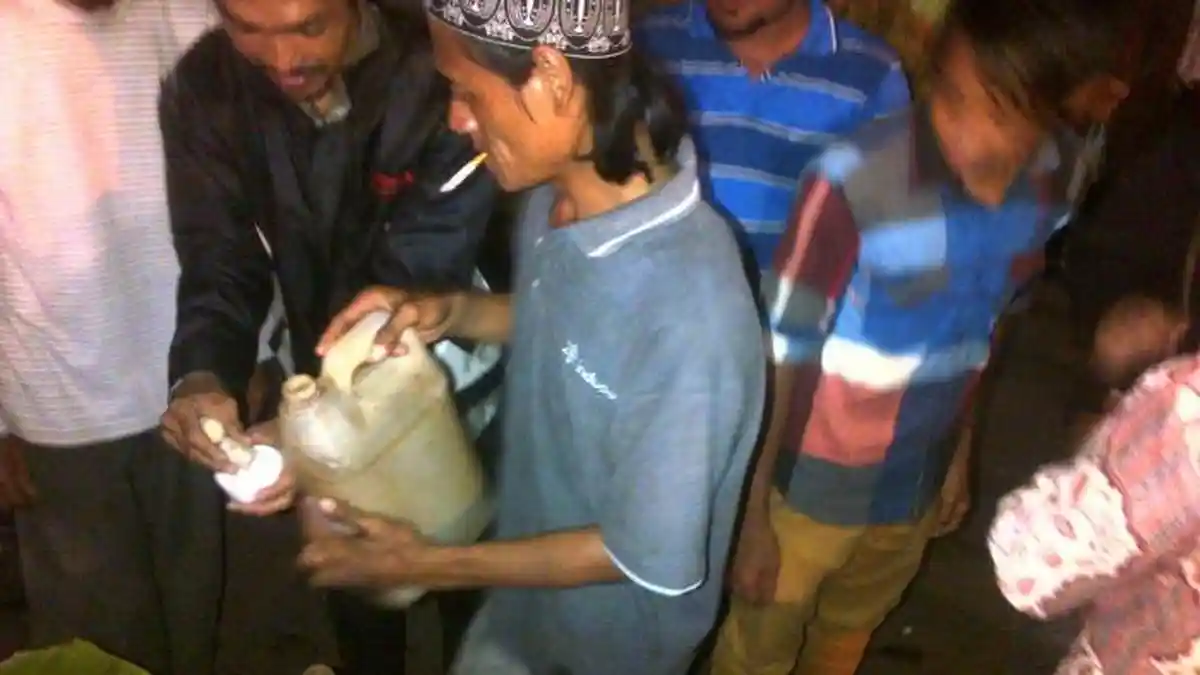 Warga Rebutan Pempek Gratis di Luar Arena FFI