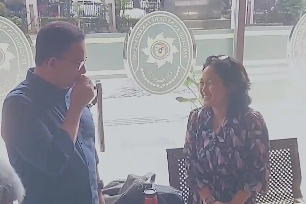 Anies Baswedan Sambangi Tom Lembong di Sidang Perdana Impor Gula