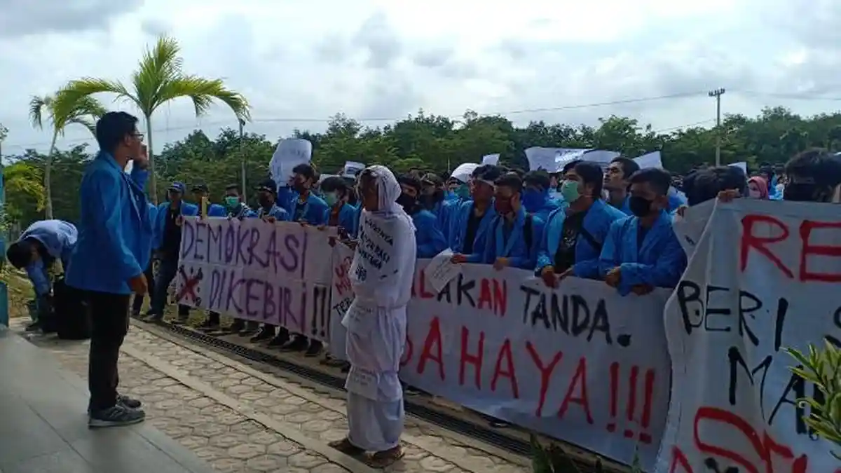 BREAKING NEWS: Demo Mahasiswa UBB Ricuh, Adu Jontos Mahasiswa dengan Petugas Keamanan